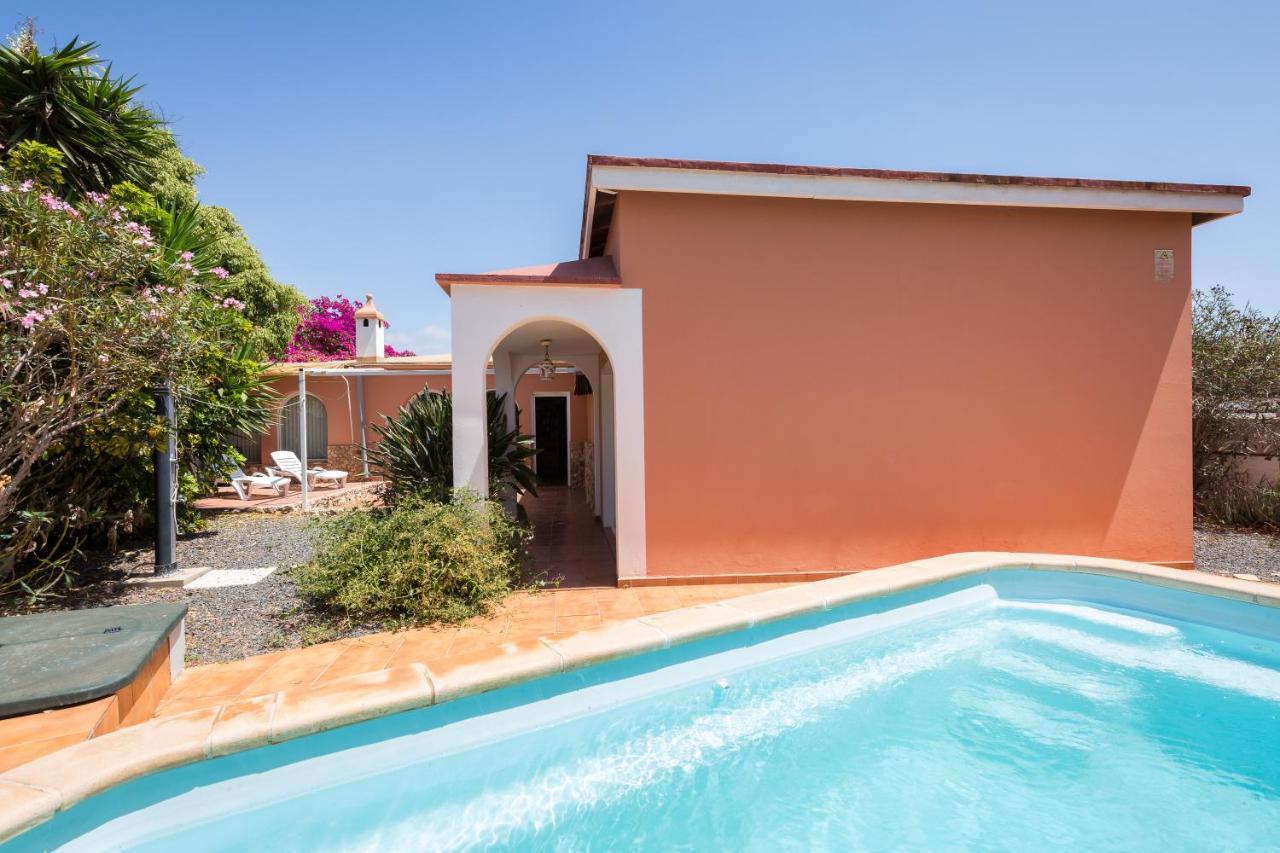 Home2Book Quiet Villa With Private Pool Triquivijate Buitenkant foto